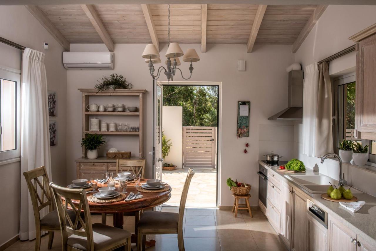 Filothei Beach House With Pool Каламаки Екстериор снимка