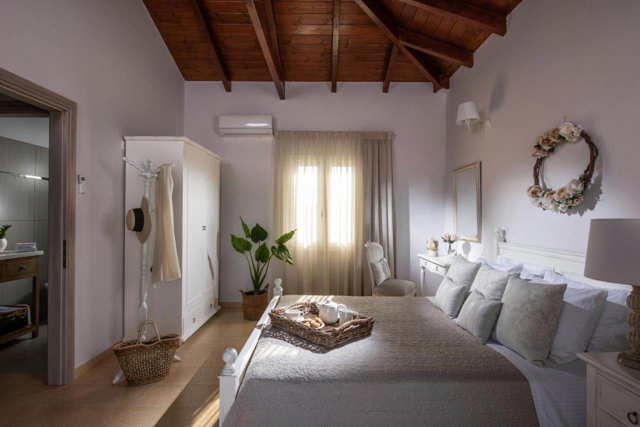 Filothei Beach House With Pool Каламаки Екстериор снимка